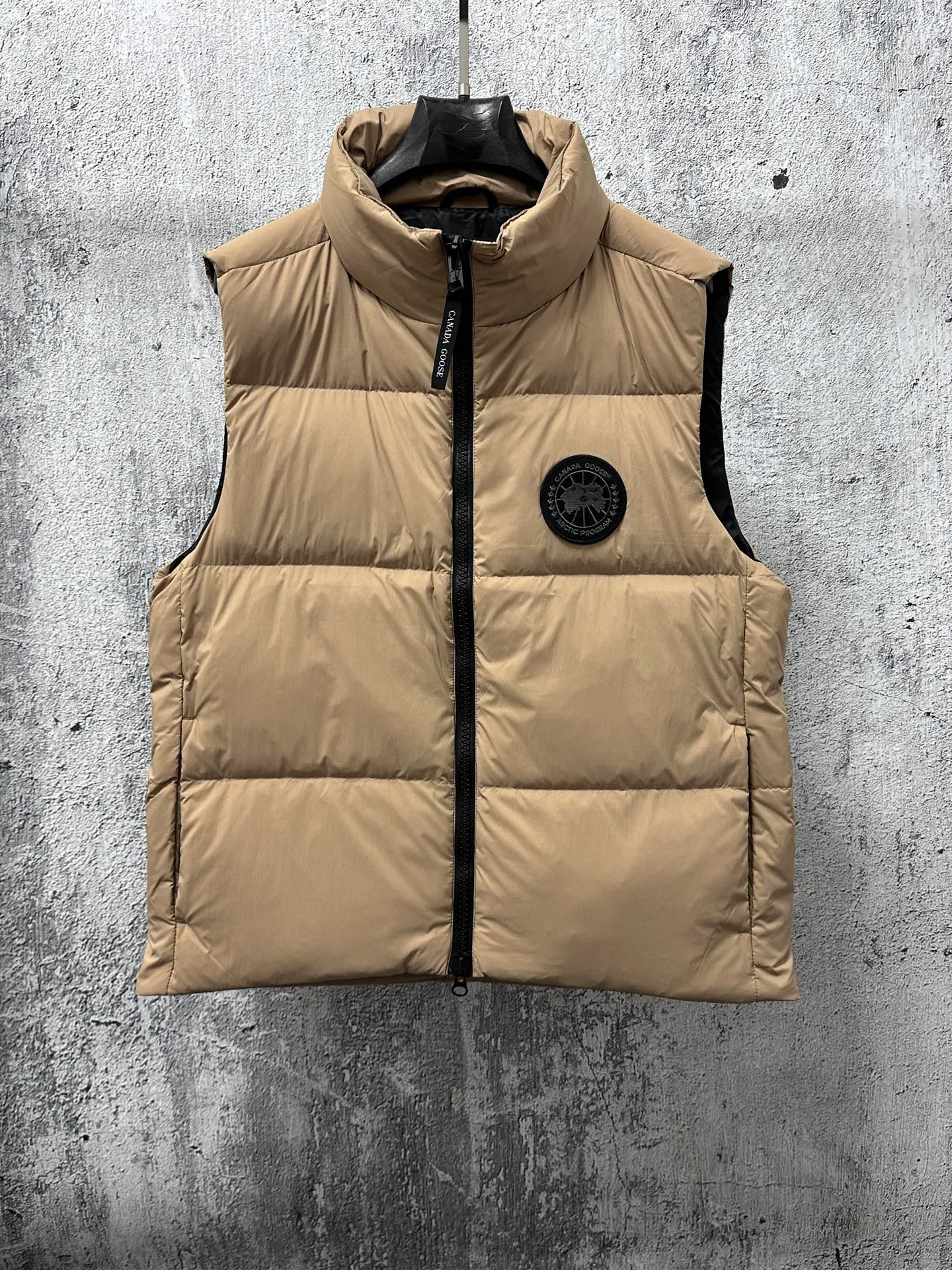 P560 【CANADA GOOSE】Lawrence Men's Down Vest The Lawrence down vest features a durable shell and quilted body, making it a must-have item for all seasons. It's made from sustainable Enduraluxe fabric, which has a durable soft touch. The Lawrence features a thoughtfully designed down-filled collar to block strong winds, a two-way zipper and a longer rear hem. Size: XS-XXL